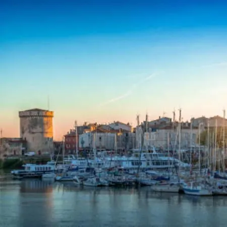 Air-conditioned Rooftop Flat In La Rochelle *